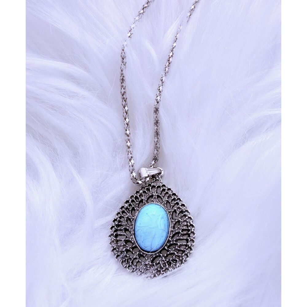 Boho Vintage Style Turquoise-like Blue Oval Pendant Necklace - Picture 3 of 5